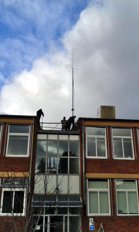 Antenner monteras ner från skolans tak