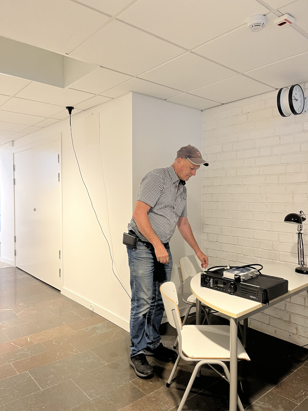 b-03_hakan_saetter_upp_basstationen_i_kvarnbergsskolan.jpg